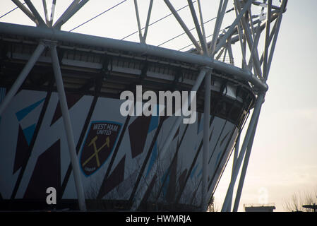 London, UK. 21. März 2017. Der ArcelorMittal Orbit (oft bezeichnet als die Orbit-Turm oder einfach nur die Umlaufbahn) ist 114,5 Meter hohen (376 ft) Skulptur und Aussichtsturm in der Queen Elizabeth Olympic Park in Stratford, London. Bildnachweis: Alberto Pezzali/Pacific Press/Alamy Live-Nachrichten Stockfoto