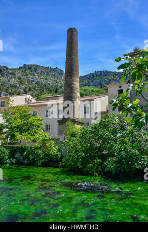 Reste einer alten Mühle mit gemauerten Kamin neben klaren fließenden Bach, Fontaine de Vaucluse, Provence, Frankreich. Stockfoto