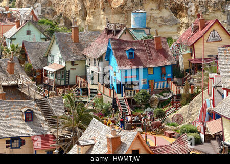 MALTA - 20 APRIL: Die "Popeye Village" und Touristen im 20. April 2015 in Malta. Mehr dann 1,6 Mio. Touristen wird voraussichtlich im Jahr 2015 Malta besuchen. Stockfoto