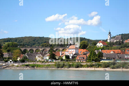 Dorf auf Donau Stockfoto