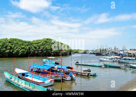 Angelboote/Fischerboote im Hafen El Morro.  Provinz Guayas.  Ecuador. Stockfoto