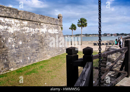 Blick von der Zugbrücke das Castillo de San Marcos National Monument.  Besucher der Burg.  St. Augustine.  Florida.  USA. Stockfoto