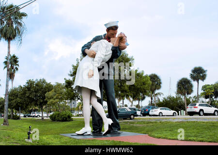 Replik von einem ikonischen Foto ein Matrose und Krankenschwester küssen auf dem Times Square am Ende des zweiten Weltkriegs.  Sarasota.  Florida.  USA Stockfoto