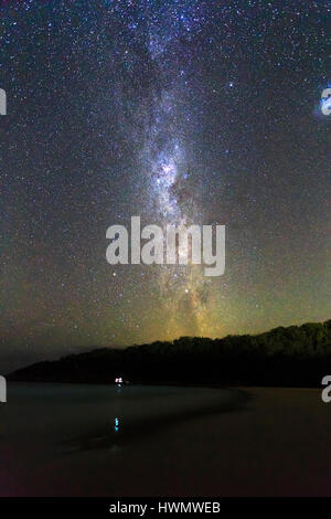 Sternenhimmel der südlichen Himmel in leeren Sandstrand auf einer ruhigen wolkenlosen Nacht Milchstraße und Kreuz des Südens Konstellation zu sehen. Stockfoto