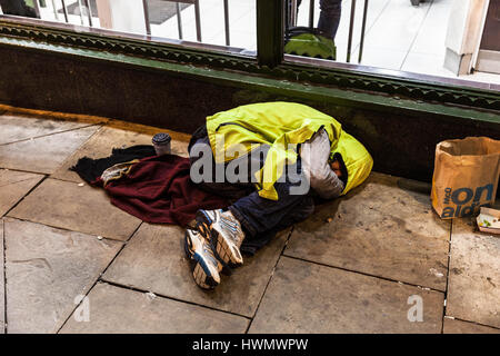 Obdachlosen Mann der Straße auf einem Bürgersteig, London, England, UK Stockfoto