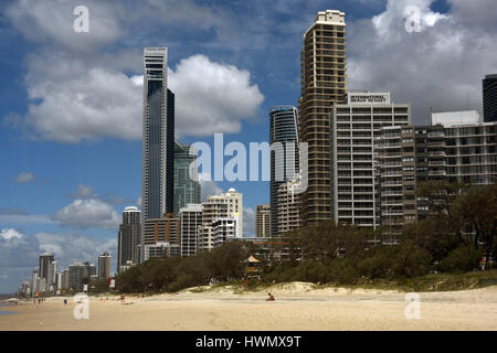 Surfers Paradise, Australien: Hochhaus-Wohnungen, Apartments und Resorts direkt am Strand. Stockfoto