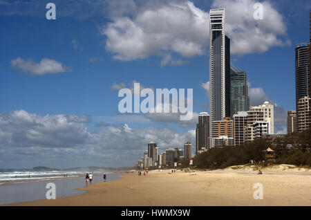 Surfers Paradise, Australien: Genießen Sie die Weite der Sandstrand, eingerahmt von hohen Aufstieg Residenz auf dem Vorland Stockfoto