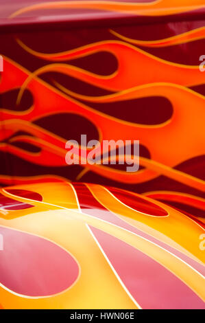 bunte Flammen Lackierung auf eine benutzerdefinierte hotrod Stockfoto