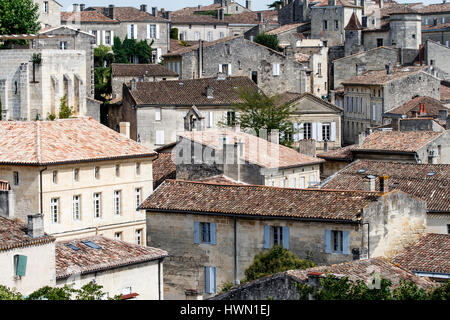 Ein Blick über die Dächer der kleinen französischen Stadt saint emilion. Ein Weinanbaugebiet im Departement Gironde in Nouville Aquitaine Frankreich Stockfoto