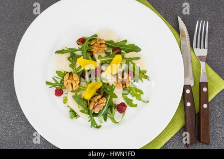 Vegetarischer Salat mit Birnen, Rucola und Walnüssen Stockfoto