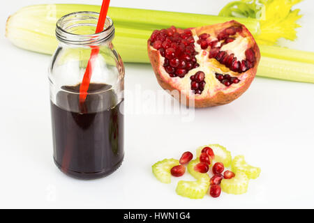 Gesundes Essen, frisch gepresste Säfte aus Obst und Gemüse Stockfoto