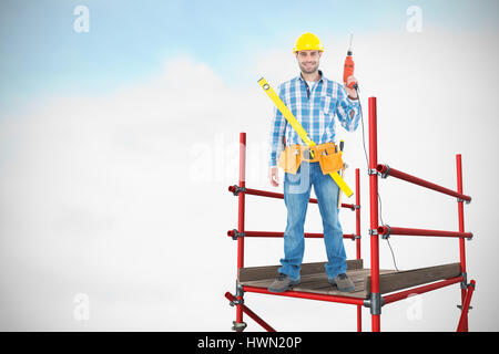 Porträt von lächelnden Mechaniker mit Werkzeugen gegen blauen Himmel mit Wolken 3d Stockfoto