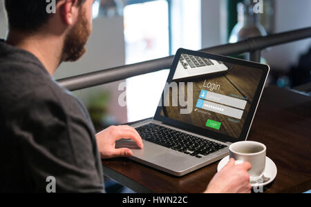 Nahaufnahme der Login-Seite gegen Mann Kaffeetasse halten und mit laptop Stockfoto