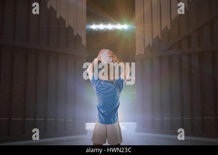 Rugby-Spieler mit einem Rugby-Ball gegen Fußballplatz mit Fahnen und zündet sich 3d Stockfoto