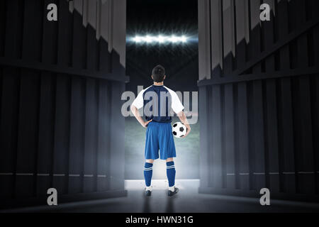 Rückansicht der Fußballspieler, Fußball gegen Fußballplatz mit Fahnen und zündet sich 3d Stockfoto