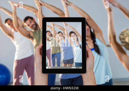 Nahaufnahme von Händen mit digital-Tablette gegen Lehrer Yogakurs teilnehmen Stockfoto