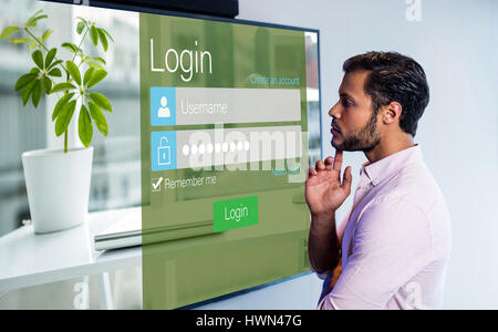 Nahaufnahme der Login-Seite gegen nachdenklicher Mann über whiteboard Stockfoto