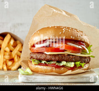 frische leckere Burger und Pommes frites Stockfoto