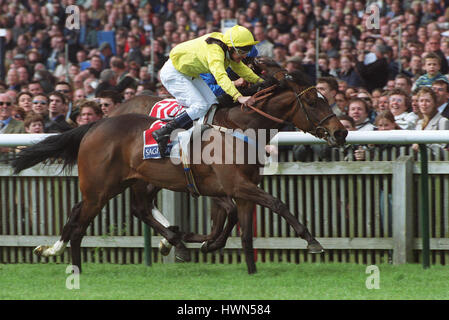 AMEERAT gewinnt SAGITTA 1000 GUINEAS STK NEWMARKET NEWMARKET RACECOURSE 6. Mai 2001 Stockfoto