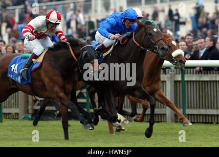 KAZZIA AHEAD OF SNOW FIRE GERITTEN von DETTORI & P.EDDERY NEWMARKET RACECOURSE NEWMARKET 5. Mai 2002 Stockfoto