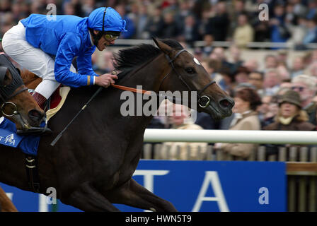 KAZZIA AHEAD OF SNOW FIRE GERITTEN von DETTORI & P.EDDERY NEWMARKET RACECOURSE NEWMARKET 5. Mai 2002 Stockfoto