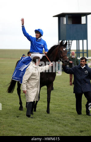 KAZZIA & FRANKIE DETTORI SAGITTA 1000 GUINEAS STKS NEWMARKET RACECOURSE NEWMARKET 5. Mai 2002 Stockfoto