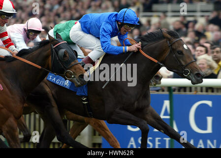 KAZZIA AHEAD OF SNOW FIRE GERITTEN von DETTORI & P.EDDERY NEWMARKET RACECOURSE NEWMARKET 5. Mai 2002 Stockfoto