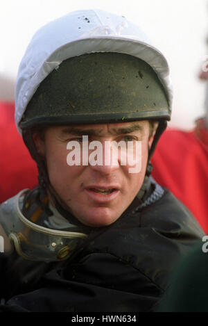 RICHARD GUEST JOCKEY WETHERBY Rennbahn WETHERBY ENGLAND 8. Dezember 2001 Stockfoto