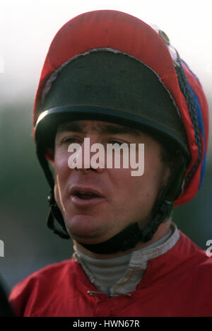 RICHARD GUEST JOCKEY WETHERBY WETHERBY PFERDERENNBAHN 8. Dezember 2001 Stockfoto