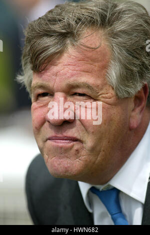 SIR MICHAEL STOUTE RACE HORSE TRAINER YORK RACECOURSE YORK 14. Mai 2002 Stockfoto