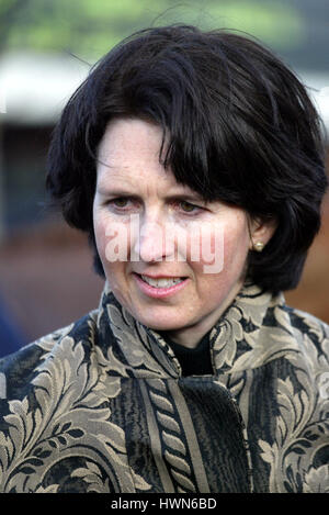 VENETIA WILLIAMS RACE HORSE TRAINER CHELTENHAM RACECOURSE CHELTENHAM 13. März 2002 Stockfoto