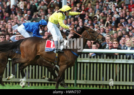 AMEERAT gewinnt SAGITTA 1000 GUINEAS STK NEWMARKET NEWMARKET RACECOURSE 6. Mai 2001 Stockfoto