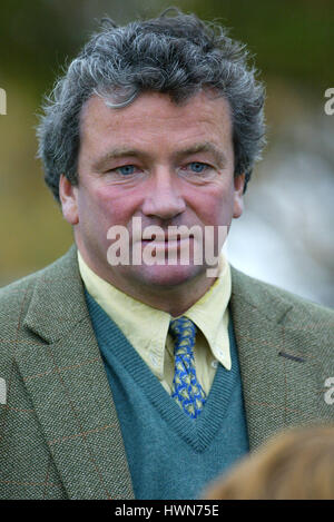 NIGEL TWISTON-DAVIES RACE HORSE TRAINER CHELTENHAM RACECOURSE CHELTENHAM 29. Oktober 2002 Stockfoto