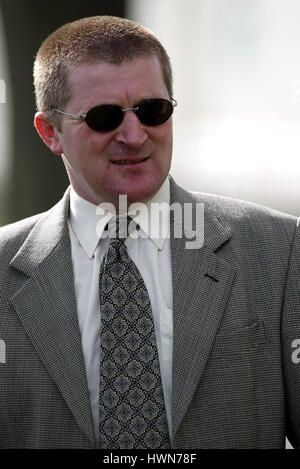 RAYMOUD weiße Rasse Pferd TRAINER DONCASTER RACECOURSE DONCASTER 22. März 2002 Stockfoto