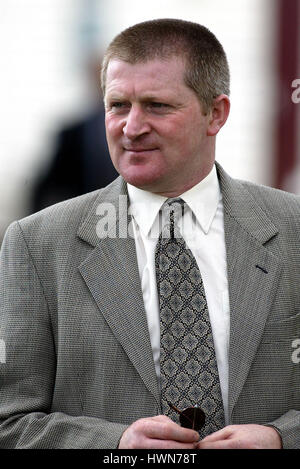 RAYMOUD weiße Rasse Pferd TRAINER DONCASTER RACECOURSE DONCASTER 22. März 2002 Stockfoto