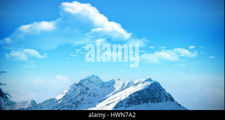 Malerische Aussicht auf die schneebedeckten Berge gegen blauen Himmel Stockfoto