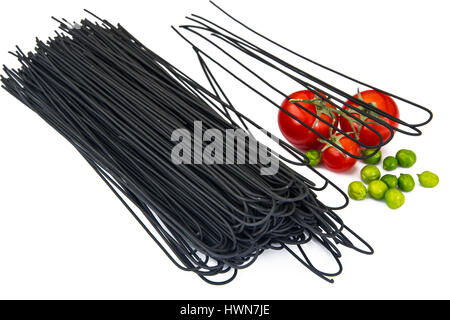 Schwarze Spaghetti auf weißem Hintergrund Stockfoto