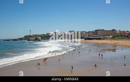 Frankreich, Pyrennees Atlantique, Baskenland, Biarritz, Grande Plage mit Blick auf das Palais und der Leuchtturm Stockfoto