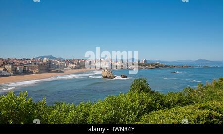 Frankreich, Pyrennees Atlantique, Baskenland, Biarritz, Blick auf die Grande Plage und die Stadt mit dem casino Stockfoto