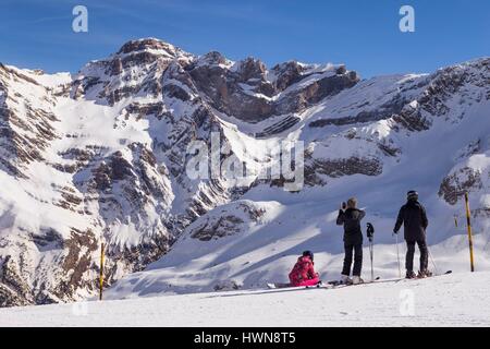 Frankreich, Hautes Pyrenäen Wintersportort von Gavarnie, Skifahrer, die den Blick auf den Cirque de Gavarnie von der Spitze des Resorts Stockfoto