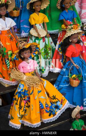 Frankreich, La Réunion, als Weltkulturerbe der UNESCO aufgeführt, St-Paul, Strandpromenade Markt Reunion gefertigte Creole-Puppen Stockfoto