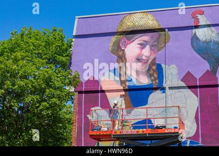 Kanada, Quebec, Montreal Natalia Rak (Polen) Festival Wandbild 2016 ein polnischer Künstler, von der Akademie der Bildenden Künste in Lodz graduierte, Natalia Rak schöpft ihre Inspiration von den Geschichten der Kinder stark Nachrichten in Fresken in riesigen Format zu übermitteln. Mit Aerosol Farbe gemacht, die Charaktere in der Szene sind meist Mädchen oder Frauen in surrealen Situationen. Die Werke dieses Künstlers geben eine tolle Farbe und Licht und ist Teil eines phantastischen figurativen Bewegung Stockfoto