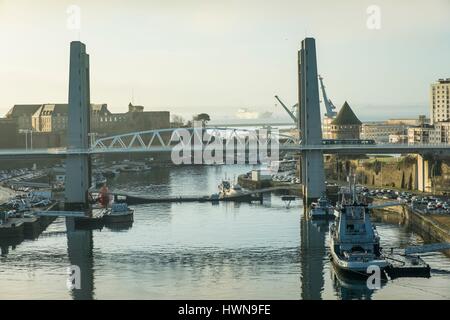 Frankreich, Finistere, Brest, Blick von der urbane Seilbahn über die Stadt und Recouvrance Brücke, Motte-Tanguy Turm im Hintergrund Stockfoto