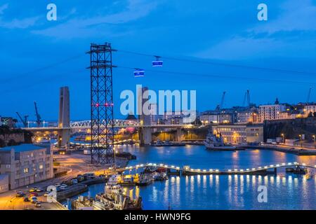 Frankreich, Finistere, Brest, urbane Seilbahn zwischen den beiden Ufern des Flusses Penfeld verbindet die Stadtteile Siam und Minou, Recouvrance Brücke im Hintergrund Stockfoto