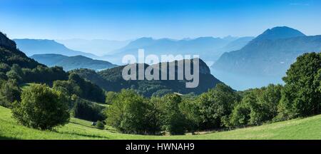 Frankreich, Savoyen, Aix-les-Bains, Panoramablick auf die Belledonne massiv, Chartreuse, Zahn Cat's und dem See Bourget von Champ Collomb auf der Cessens Berg Stockfoto