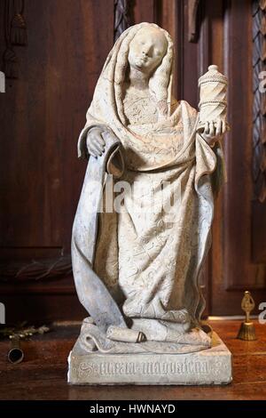Frankreich, Allier, Souvigny, Priorat St. Peter und St. Paul, Statue of St. Mary Magdalene hält die Vase von Parfüm (15. Jh.) Stockfoto