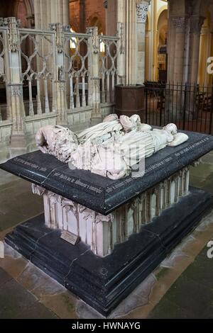 Frankreich, Allier, Souvigny, Priory Kirche von St. Peter und St. Paul, Lügen des Herzogs Karl von Bourbon und seine Frau Agnes von Burgund sind das Werk von Jacques Maurel, einer der großen Bildhauer aus dem 15. Jahrhundert Stockfoto