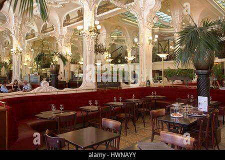 Das Grand Cafe eine der schönsten Brauereien 1900 in Frankreich, lange von dem berühmten Designer Coco Chanel frequentiert Stockfoto