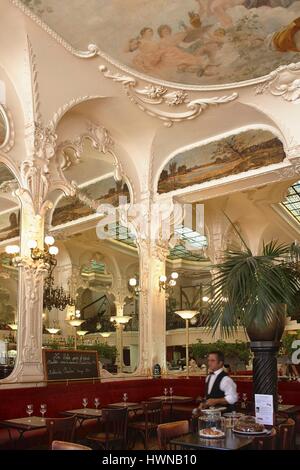 Das Grand Cafe eine der schönsten Brauereien 1900 in Frankreich, lange von dem berühmten Designer Coco Chanel frequentiert Stockfoto