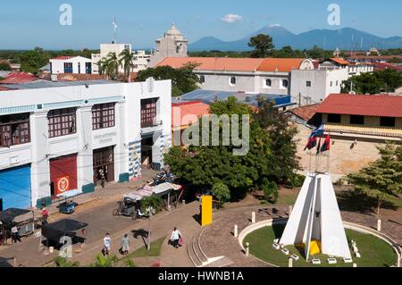 Nicaragua, Leon Bezirk, Leon Rathaus, San Cristobal Vulkan und Maribios Cordillera dominiert die Stadt Stockfoto